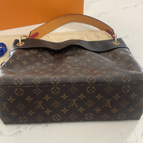 Louis Vuitton Monogram Tuileries Hobo - Like New, Non-Smoker - Picture 5 of 7